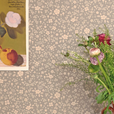 Kékes szürke apró virágos tapéta